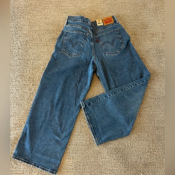 NWT LEVIS HIGH RISE WIDE LEG. Cute trendy jeans. 31”x27”. Has some stretch too. - Picture 4 of 10
